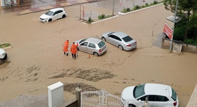 Çorum'da sağanak ve dolu hayatı olumsuz etkiledi