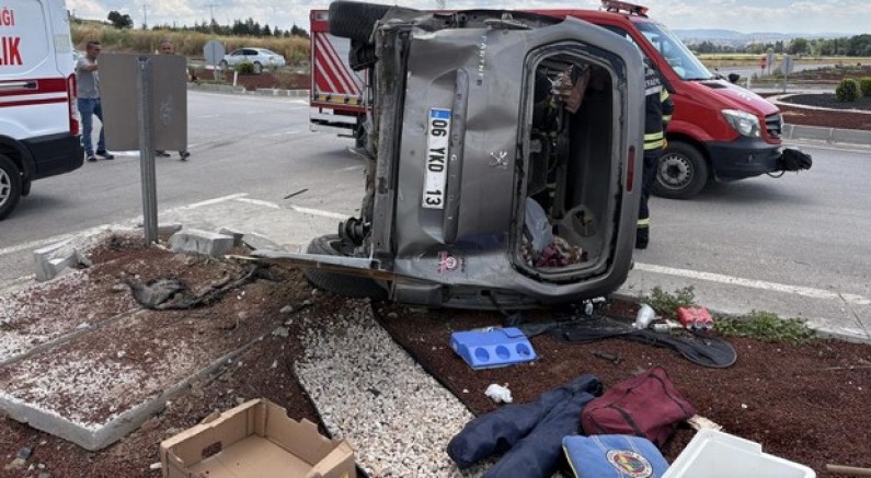 Çorum'da  ticari araç ile otomobil çarpıştı: 2’si ağır 5 yaralı