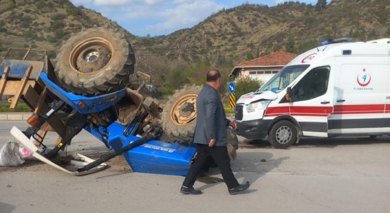 Çorum'da traktör ile ambulans çarpıştı: 1 yaralı