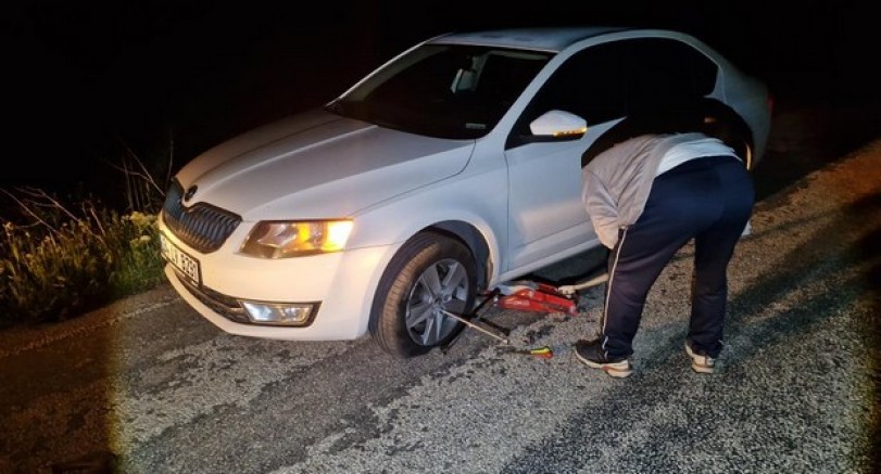 Çukurlara giren 5 aracın lastiği patladı