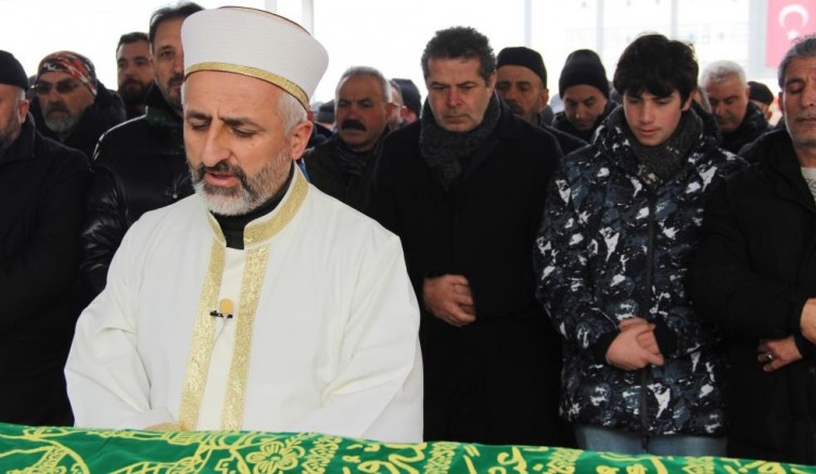Cüneyt Özdemir’in annesi Çorum’da toprağa verildi