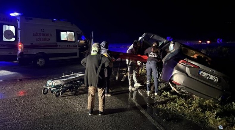 D100’de otomobil refüje çarptı: 2 yaralı