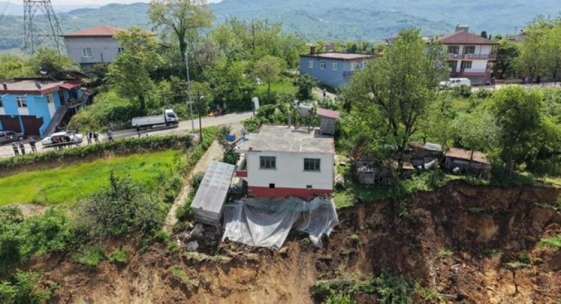 Dağ aşağı kaydı, 400 dönüm alan etkilendi