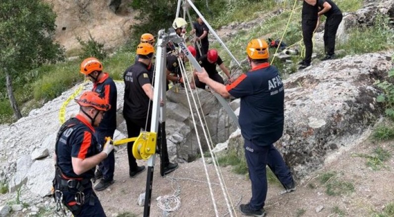 Define aramak için açtıkları kuyuda hayatını kaybetti