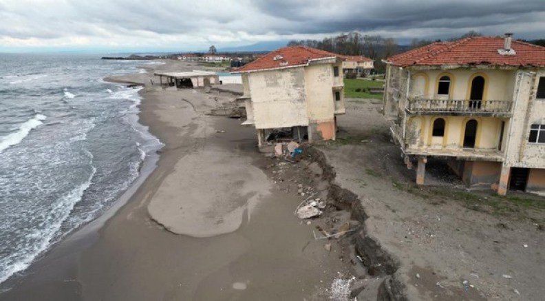 Deniz 100 metre içeri girdi, villalar çöktü