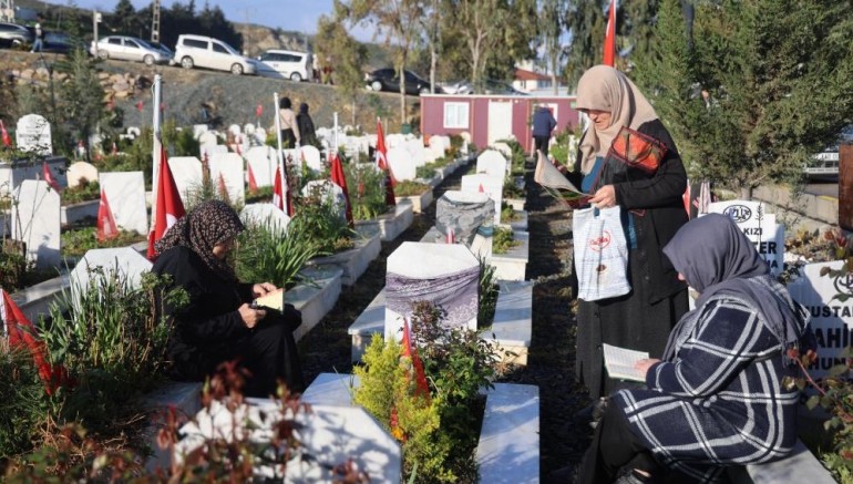 Deprem şehitliğinde hüzünlü bayram