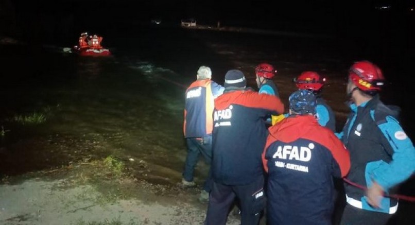 Dere yatağında su seviyesi artınca 4 kişi mahsur kaldı