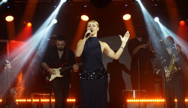 Derya Uluğ’dan özel performans