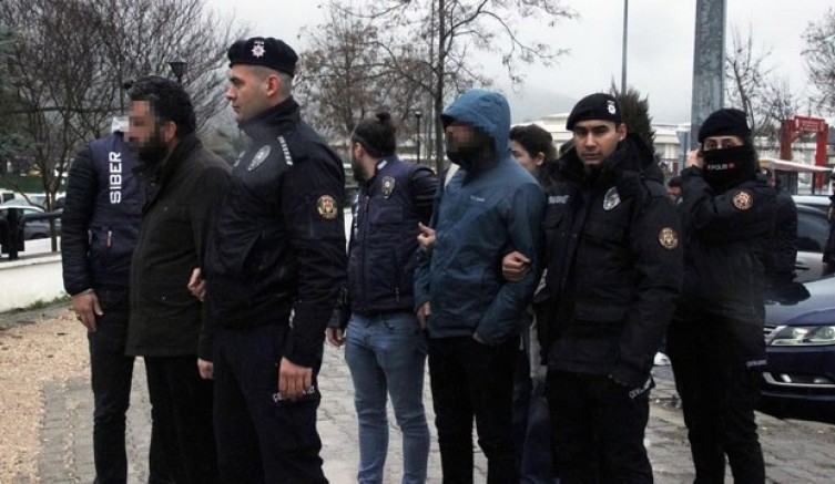 'Devlet büyüklerine hakaret' soruşturmasında 2 tutuklama