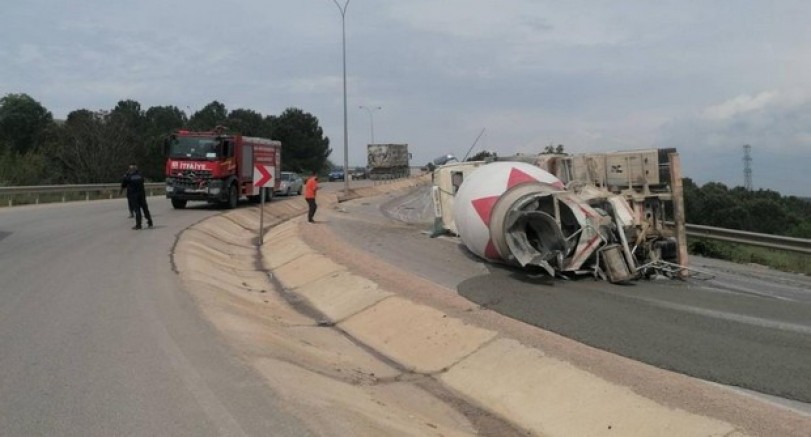 Devrilen beton mikserinin sürücüsü yaralandı