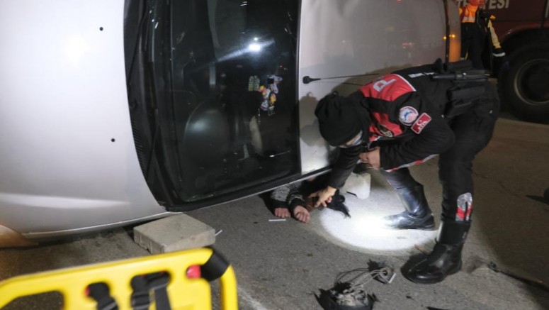 Devrilen otomobilin altından çıkarıldı