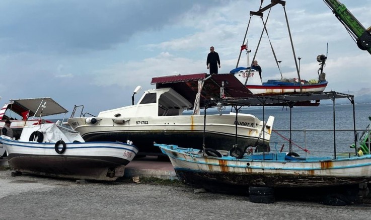Dikili'de balıkçı tekneleri karaya çıktı