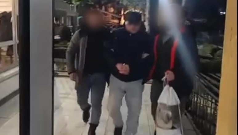 Dilenci kılığındaki polis kapıyı açtırdı