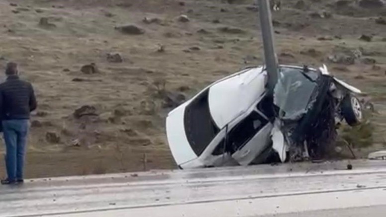 Direğe çarpan otomobil ikiye katlandı: 1 yaralı