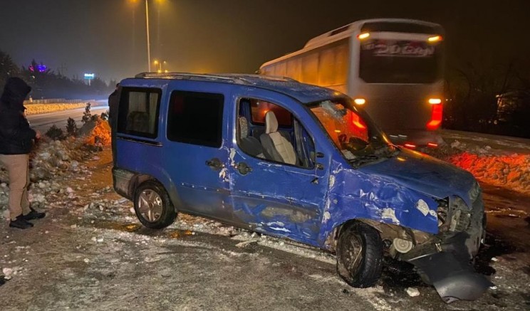 Direğe çarpıp karşı şeride geçti: 4 yaralı