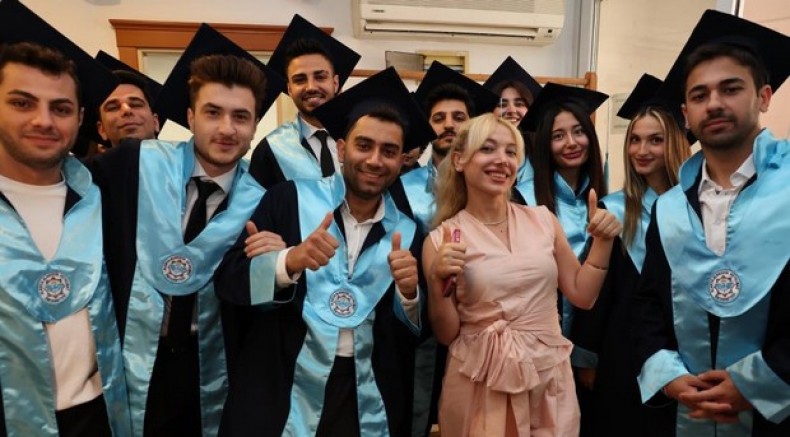 Diş hekimliği fakültesinde mezuniyet heyecanı