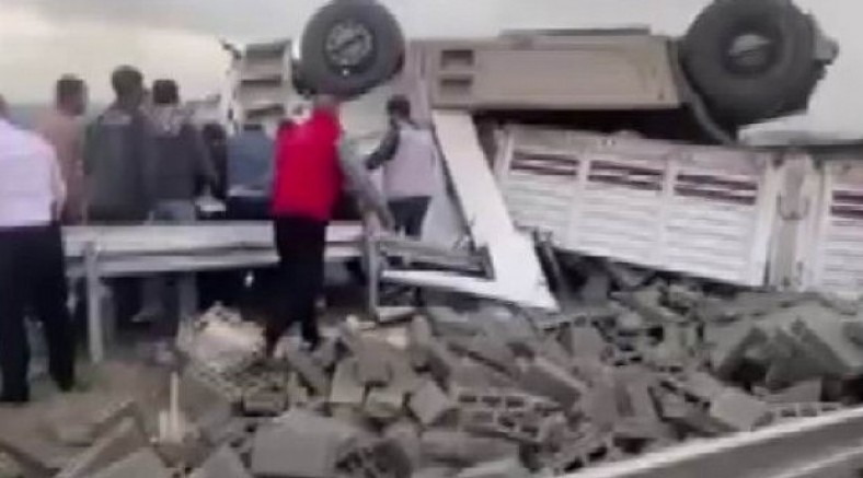Diyarbakır’da briket yüklü tır yan yattı: 1 yaralı