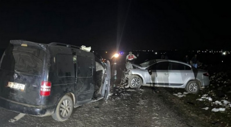 Diyarbakır'da iki otomobilin çarpıştığı kazada ölü sayısı 5'e yükseldi