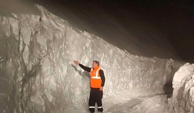 Diyarbakır'da kar kalınlığı 3 metreyi aştı