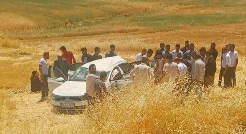 Diyarbakır'da otomobil tarlaya yuvarlandı: 5 yaralı