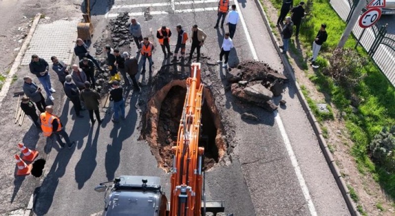Diyarbakır’da yol çöktü