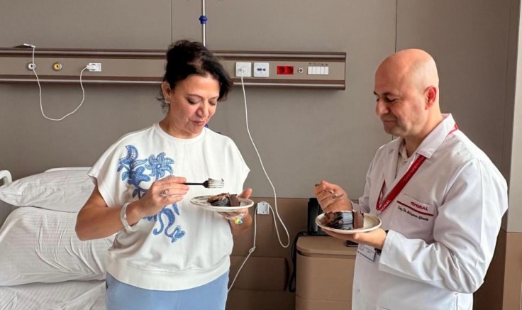 Doğum günü pastasını yutabilmenin mutluluğunu yaşadı