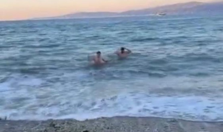 Dondurucu soğukta deniz keyfi