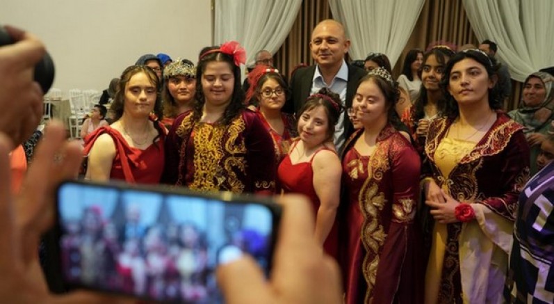 Down sendromlu genç kızların kına hayali gerçek oldu