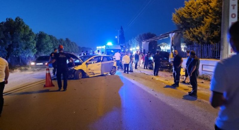 Düğün salonu önünde kaza: 4 yaralı