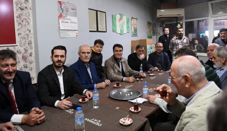 Dündar, ilk iftarı vatandaşlarla yaptı