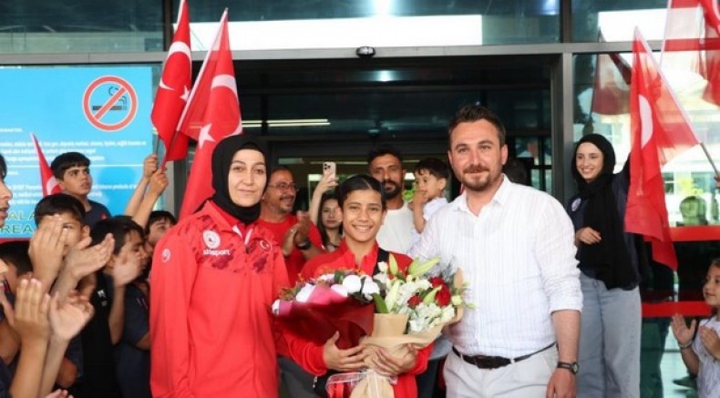 Dünya Şampiyonu Ayşegül Açık’a coşkulu karşılama