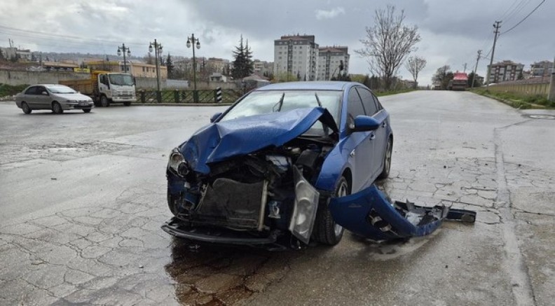 'Dur' levhasına uymadıl, çöp kamyonuna çarptı: 1 yaralı