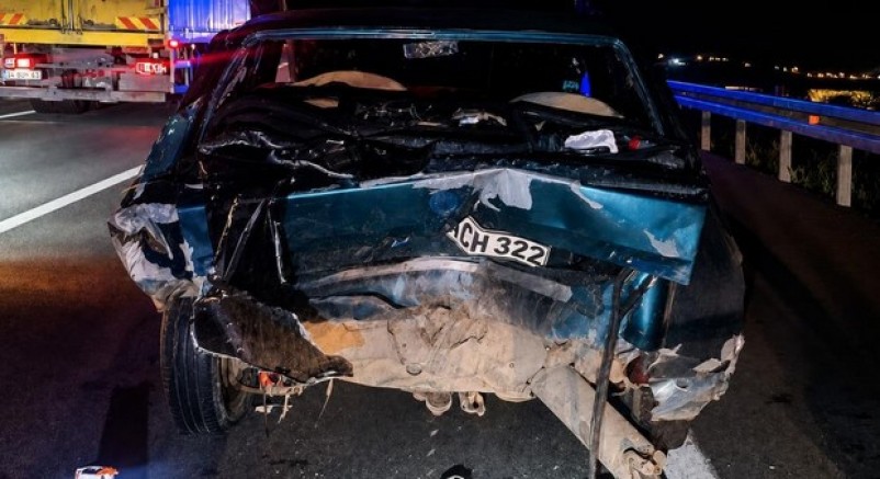 Duran otomobile çarpan araç hurdaya döndü: 6 yaralı