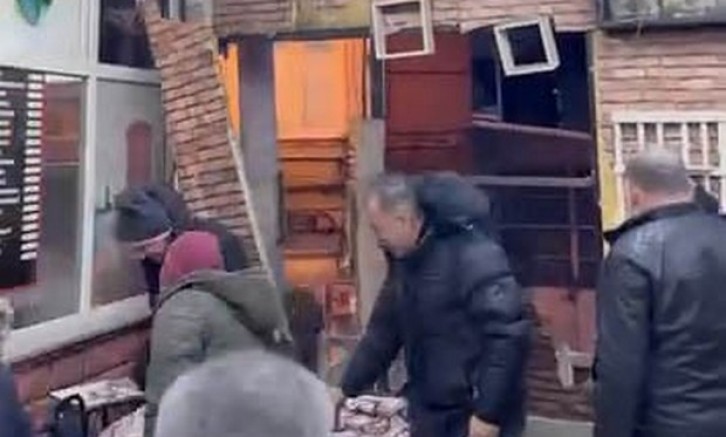 Duvarları parçalansa da oyunlarına devam ettiler