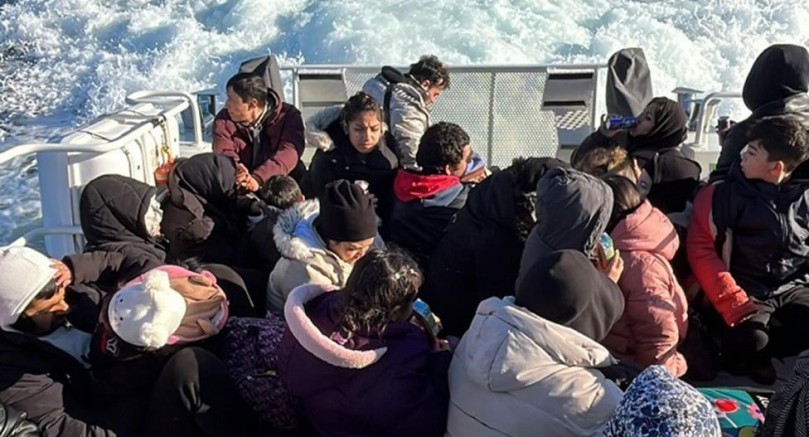 Düzensiz göçmenler karada mahsur kaldı