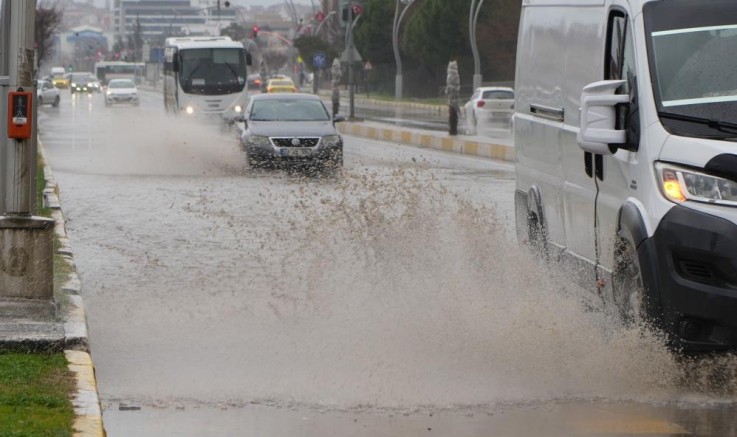 Edirne'de cadde ve sokaklar göle döndü