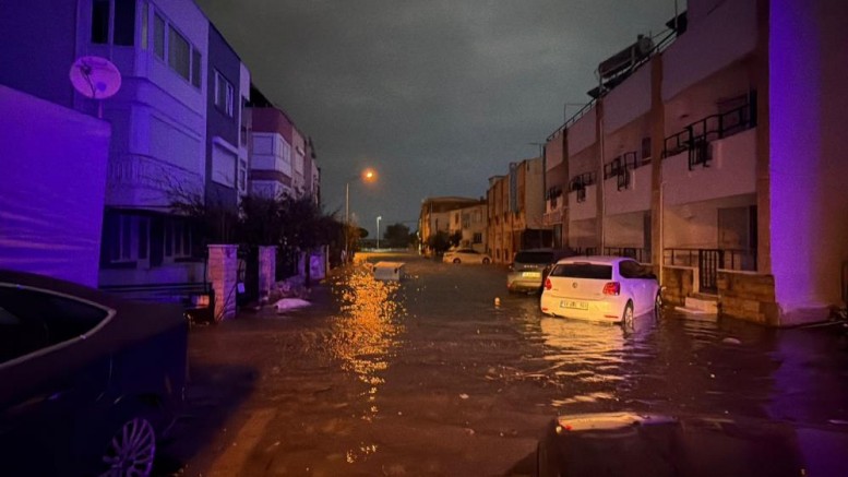 Edremit'te fırtınada deniz ve kara adeta birleşti