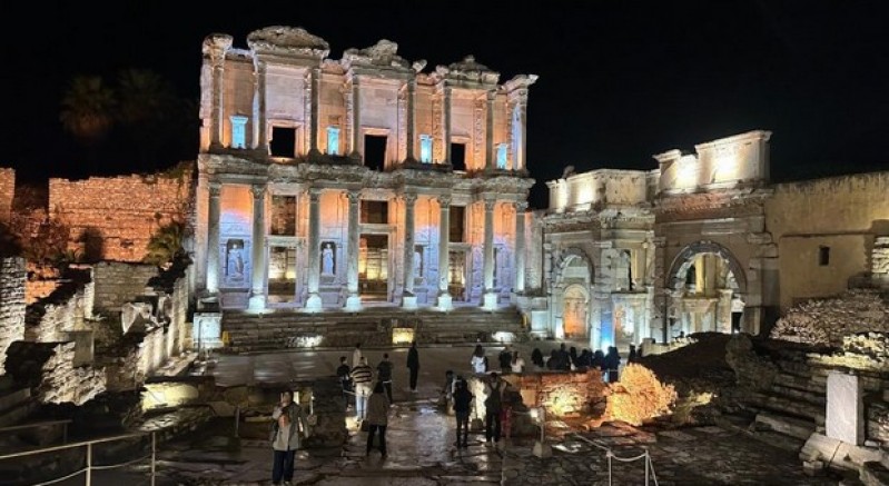 Efes'te gece müzeciliği gençlerle buluşuyor