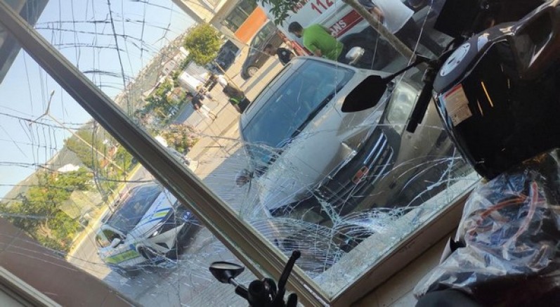 Ehliyetsiz genç motosiklet mağazasına daldı