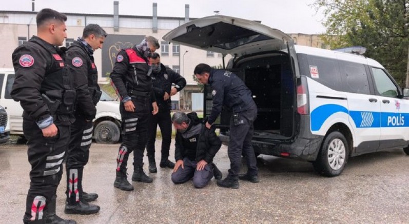 Ehliyetsiz sürücü zorluk çıkarınca biber gazı yedi