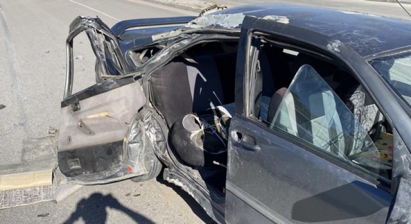 Elazığ’da otomobil, aydınlatma direğine çarptı:  3 yaralı
