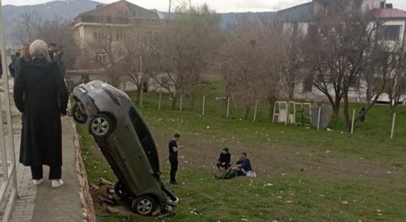 Elazığ'da otomobil şarampole uçtu: 1 yaralı