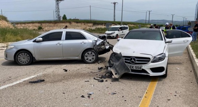 Elazığ'da otomobiller çarpıştı: 1'i hamile 4 yaralı