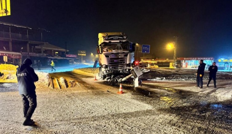Elazığ’da tır kavşaktaki refüje çıktı: 1 yaralı