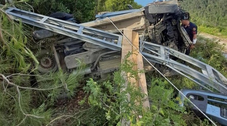Elektrik direğine çarpan araç devrildi: 2 yaralı