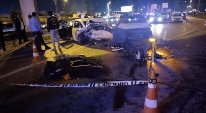 Emniyet şeridindeki sürücüye otomobil çarptı: 1 ölü