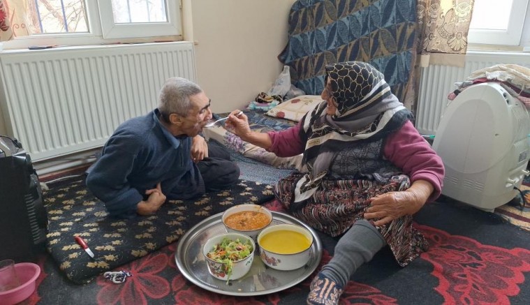 Engelli oğluna 61 yıldır ‘bebek' gibi bakıyo