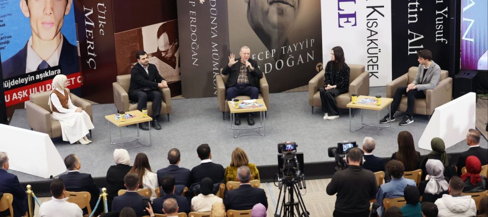 Erdoğan müjdeyi verdi: Burs ücreti 3 bin lira oldu!