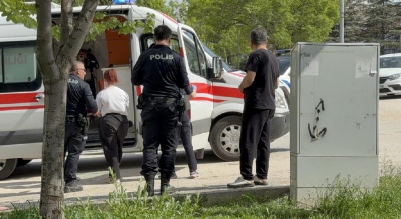 'Erkek arkadaş' kavgasında 3 kız bıçakla yaralandı