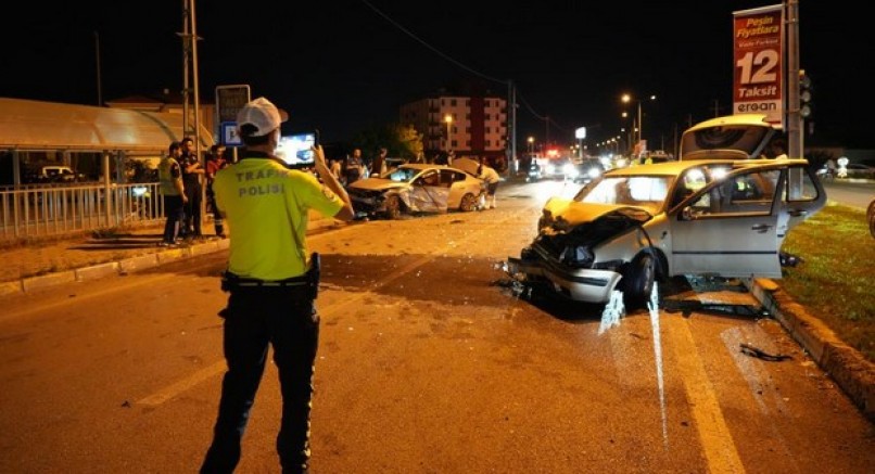 Erzincan’da iki otomobil çarpıştı: 5 yaralı